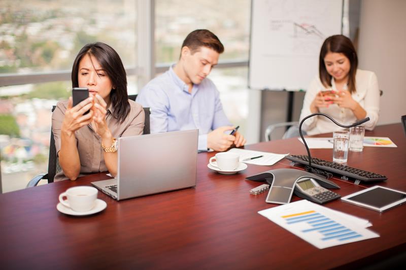 Office workers distracted by mobile phones. Continuous Partial Attention